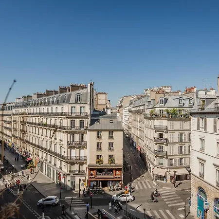 La Pause Parisienne, Au Pied Du Metro パリ