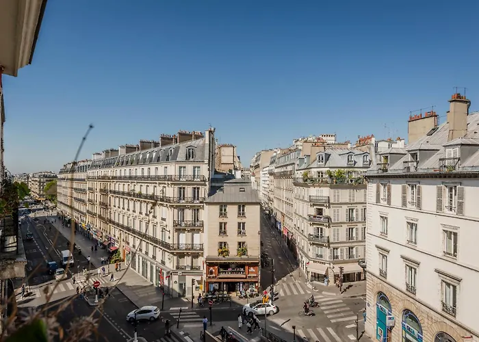La Pause Parisienne, Au Pied Du Metro Paris